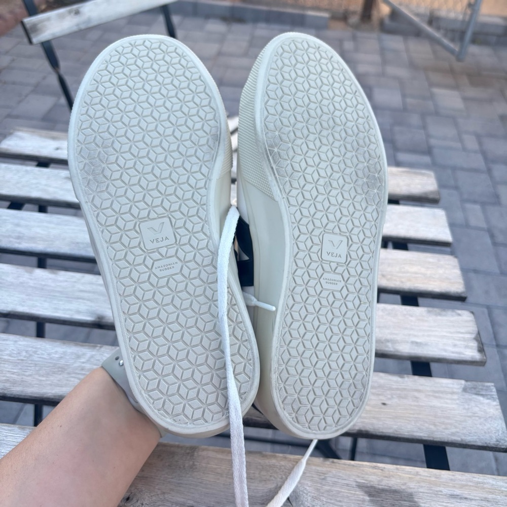 Veja Men's V-10 Sneakers in White Black Leather - Picture 5 of 10